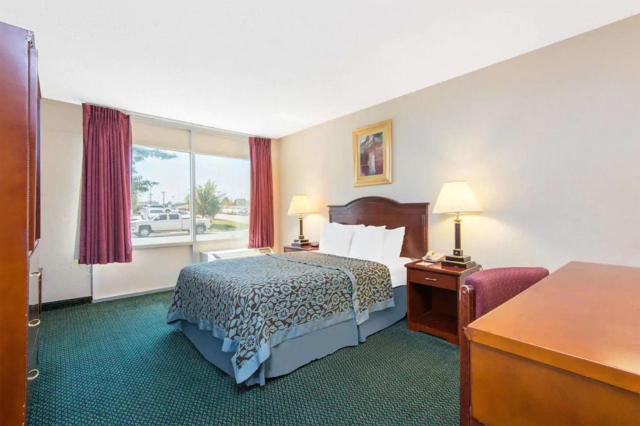 Blue Way Inn & Suites Wichita East Экстерьер фото