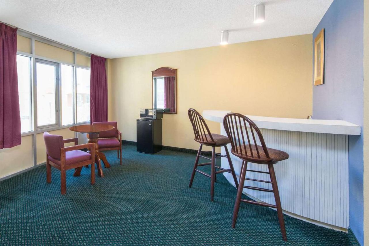 Blue Way Inn & Suites Wichita East Экстерьер фото